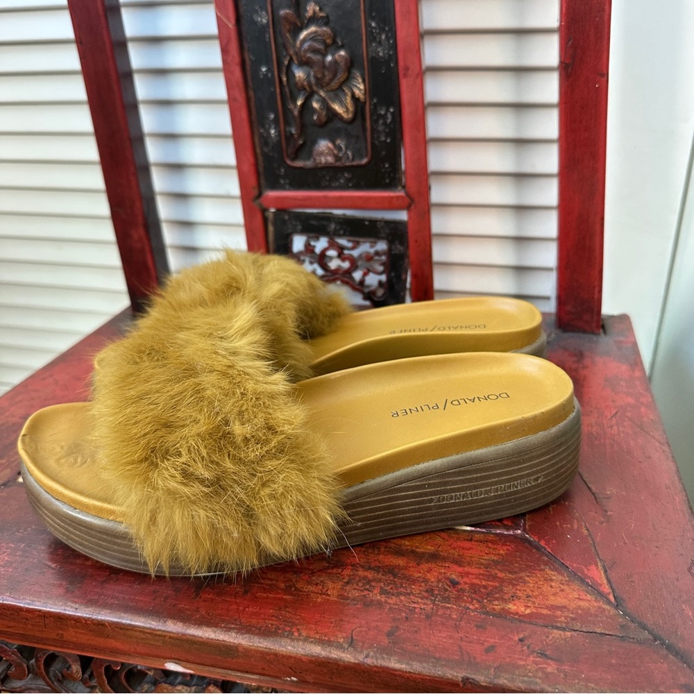 Donald J. Pliner Women's gold  Furfi Slide Sandals 7.5 M - Picture 4 of 7